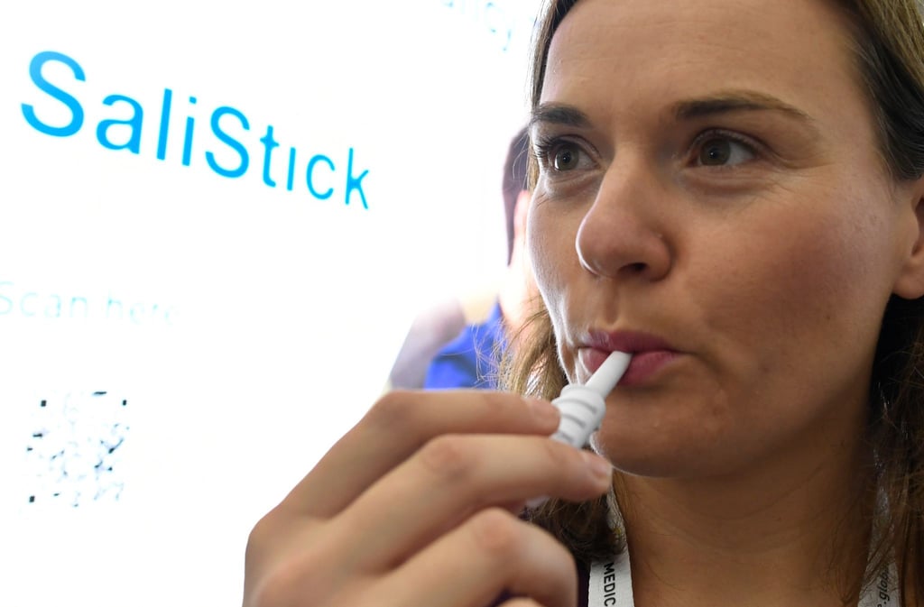 Die israelische Firma Salignostics präsentiert auf der Medica einen Schwangerschaftstest (SaliStick), der mit Speichel funktioniert.