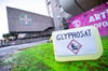Der umstrittene Unkrautvernichter Glyphosat darf in der EU ein Jahr länger genutzt werden als bislang vorgesehen.