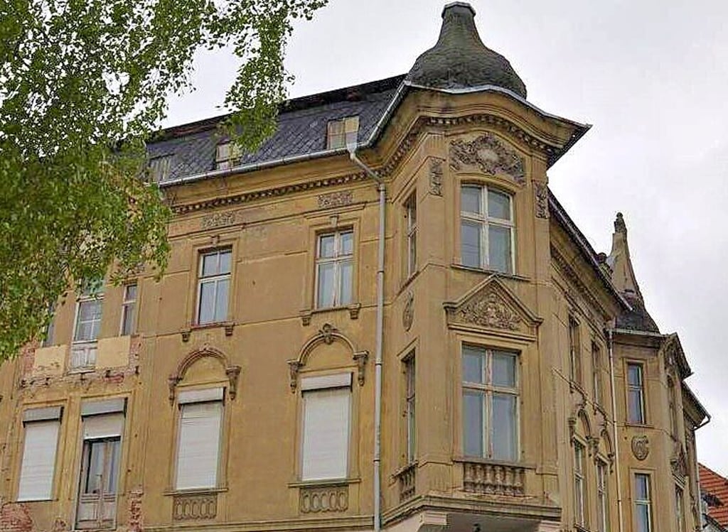 Das Gebäude in der Friedenstraße 2 ist marode. Ein Expose wies Anfang des Jahres starke Dachbeschädigungen aus, zudem Schimmelpilzbefall in Wänden und Decken.