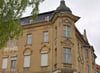Das Gebäude in der Friedenstraße 2 ist marode. Ein Expose wies Anfang des Jahres starke Dachbeschädigungen aus, zudem Schimmelpilzbefall in Wänden und Decken.