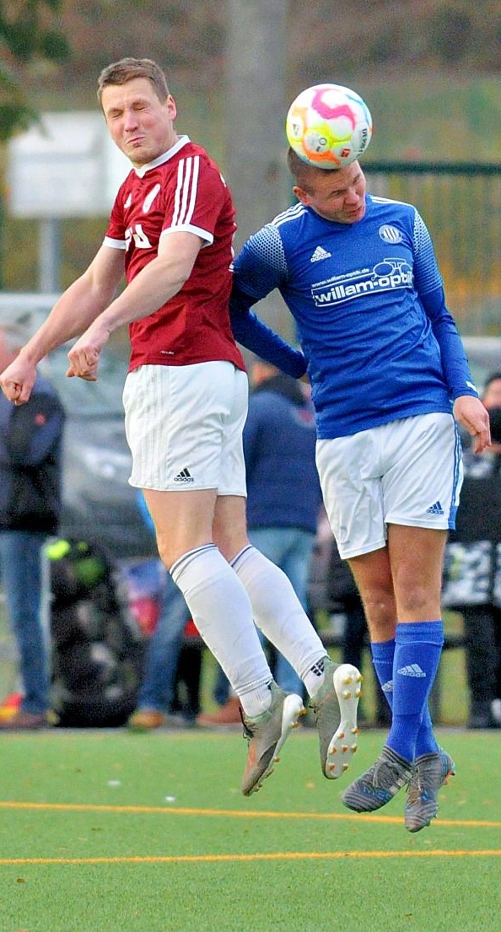 Kopfballduell zwischen Leon Franz (rechts, Osterburger FC) und Hermann Huchthausen (Rot-Weiß Arneburg).
