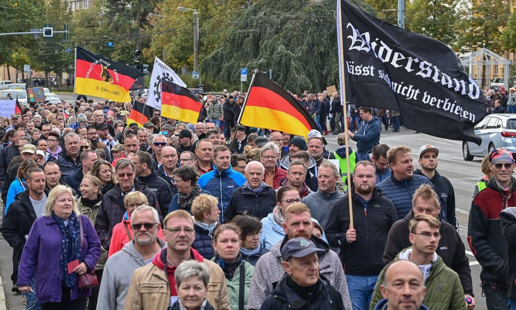 Menschen während einer Demonstration im Stadtzentrum von Frankfurt (Oder).