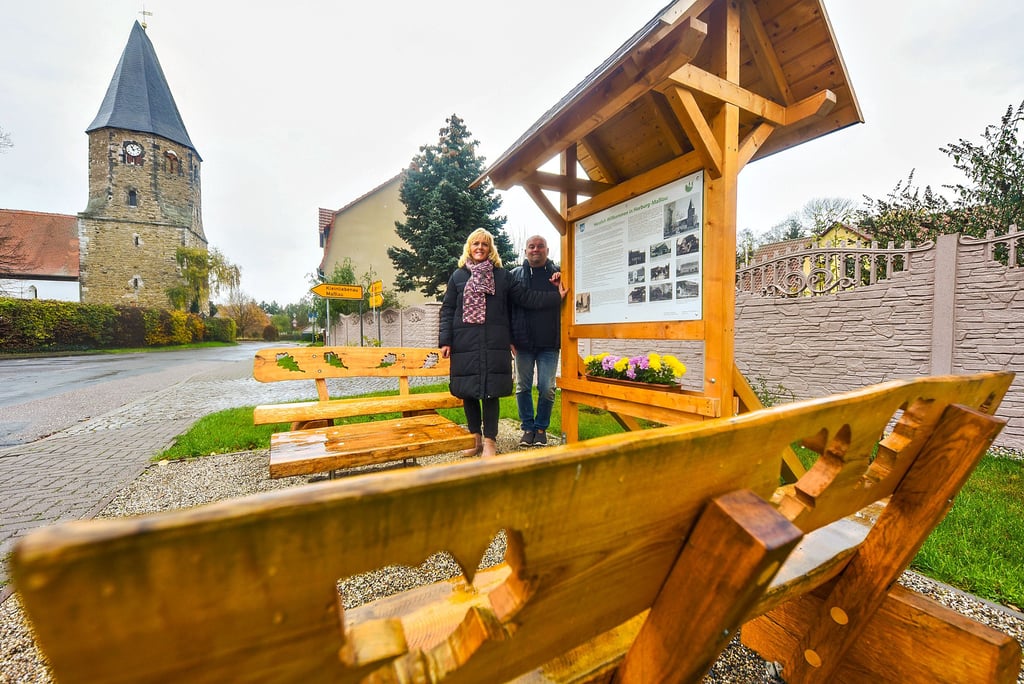 Cornelia und Ingo Werner an der neuen Infotafel mit Sitzgruppe nahe der Marienkriche in Horburg