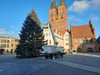 Dieser Weihnachtsbaum wurde am 21. November 2022 auf dem Marktplatz in Stendal aufgestellt.