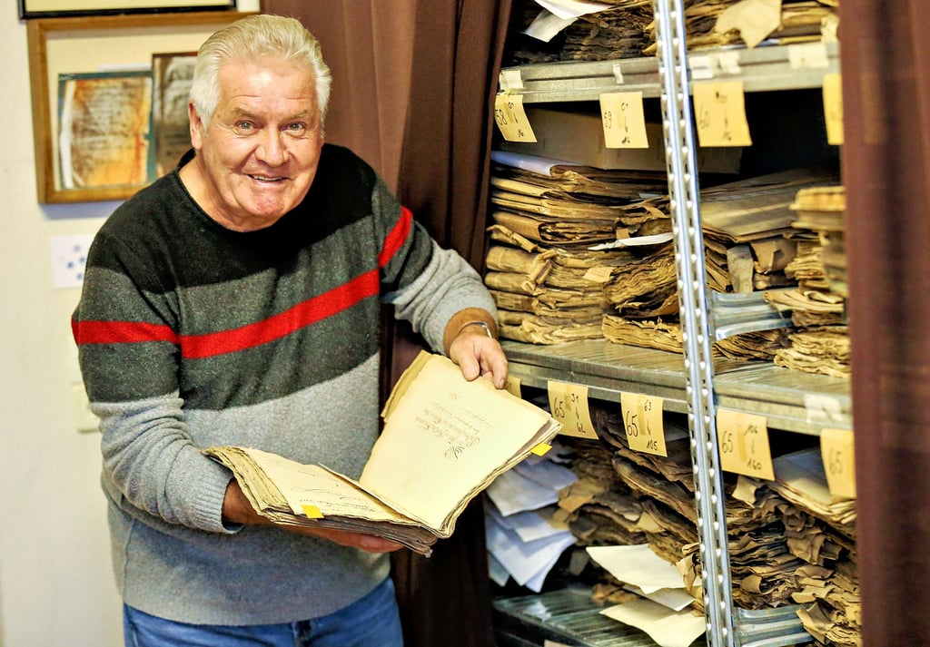 Hubert Storch vom Kultur- und Heimatverein Mücheln ist eines der für das Stadtarchiv zuständigen Mitglieder.