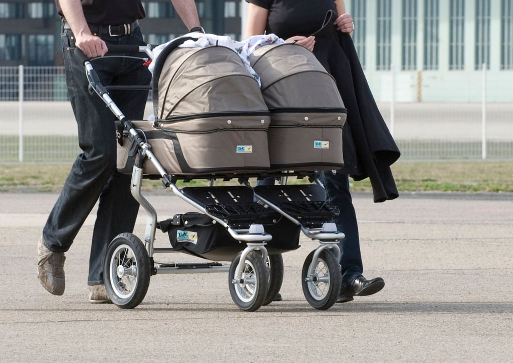 Bei der Erziehung von Zwillingen ist es wichtig, dass Eltern regelmäßig Zeit auch mit nur einem der beiden Kinder verbringen.