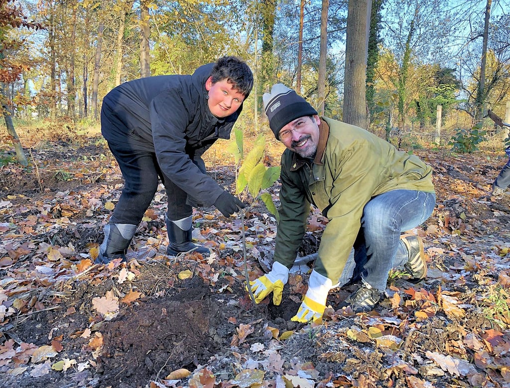 Propst Matthias Hamann und Ryan Barche haben sichtlich Spaß an der Baumpflanzaktion der Katholischen Pfarrei St. Peter und Paul Dessau im Waldstück zwischen Jagdschloss Haideburg und der B 184.