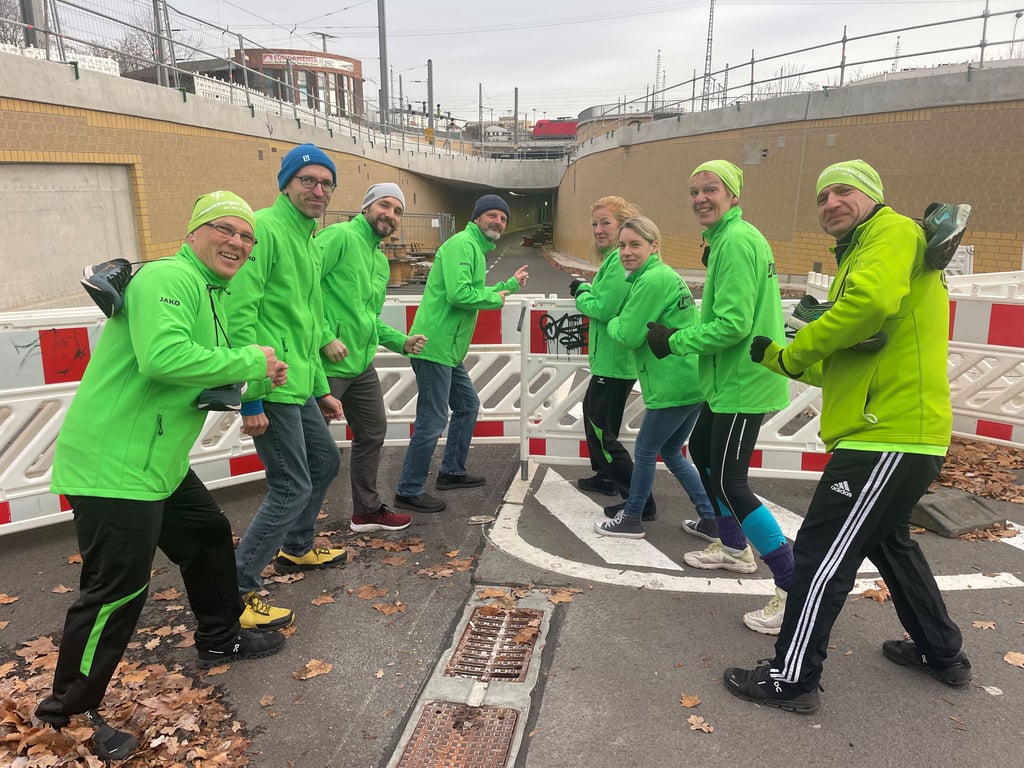 Sportbegeisterte des Vereins Magdeburger Laufkultur am Magdeburger Tunnel.