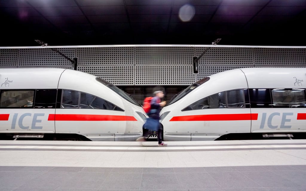 Mit der Bahn ist man im Vergleich zum Fliegen klimaschonender unterwegs.