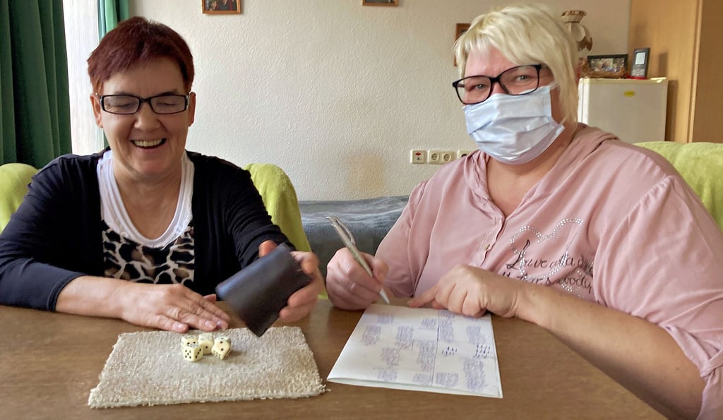 Mandy Glossmann (rechts) und Bewohnerin Ute Perschke beim Würfeln. Das Käthe-Kollwitz-Haus in Burg verfügt über 22 Plätze für Demenzkranke.