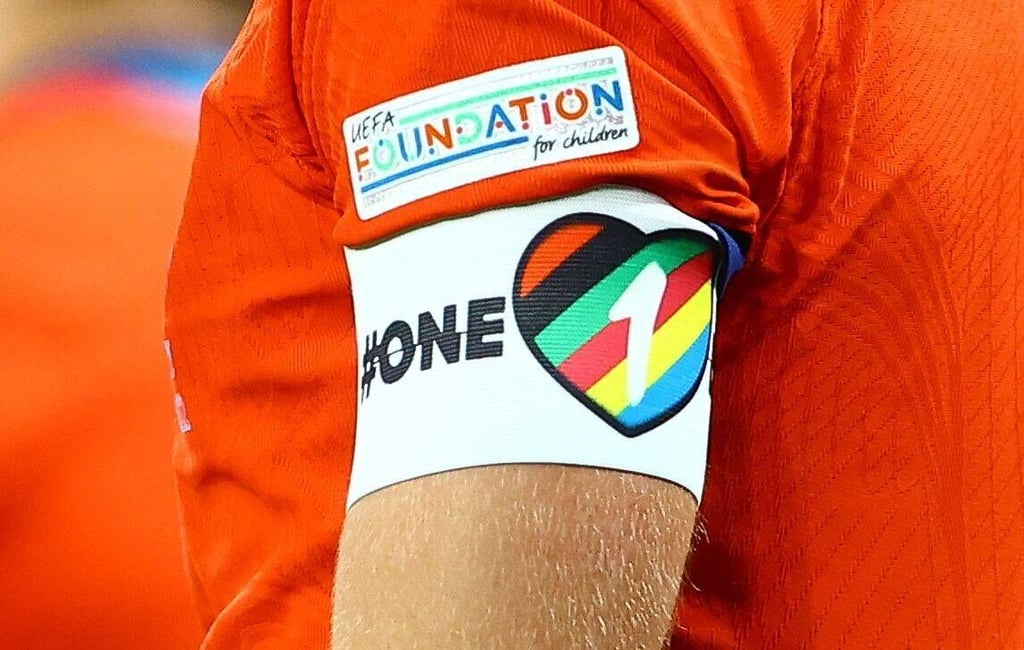 Mehrere europäische Teams wollten bei der WM mit einer "One Love" Armbinde spielen um auf die Situation von Schwulen und Lesben in Katar aufmerksam zu machen.