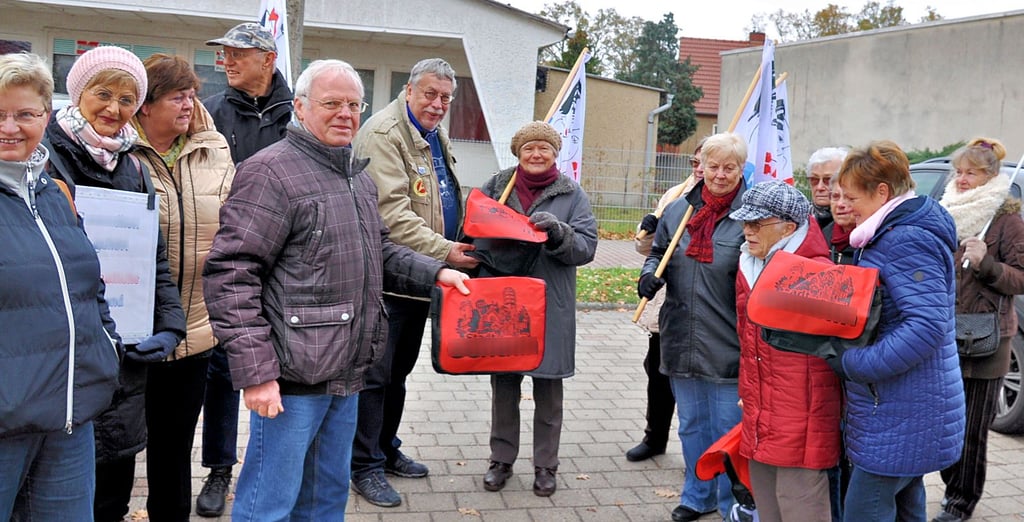 Ein Dankeschön des Genthiner Medizinausschusses ging vor der Demonstration in Kamern an die Mitglieder des Vereins „Pro Krankenhaus“ aus Havelberg für deren Unterstützung. Seit über zwei Jahren kämpfen die Städte gemeinsam um eine Notfallversorgung im ländlichen Raum.