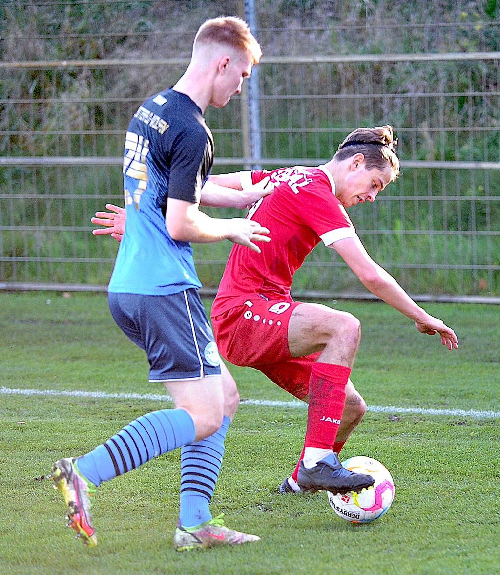 Illia Ilchenko (rechts) erkämpfte mit dem 1. FC Lok Stendal in Dessau ein 0:0.