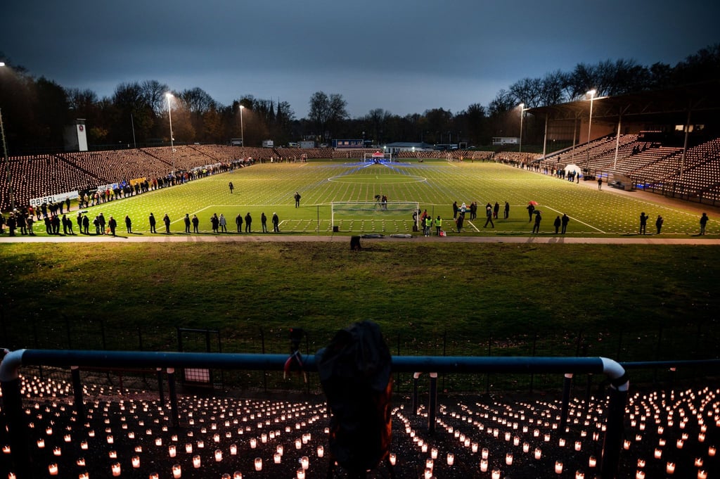 Rund 20.000 Grabkerzen stehen auf den Rängen des Stadions in Herne.