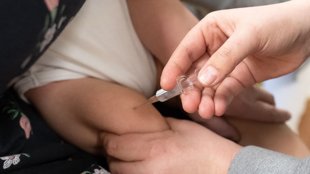 Die Stiko empfiehlt die Corona-Impfung für Kinder von sechs Monaten bis vier Jahren nur bei bestimmten Vorerkrankungen.