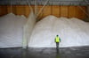 Ein Mitarbeiter  des Sodawerks in Staßfurt steht im Nasssalzlager vor produziertem Salz. Die Firma zählt zu den führenden Herstellern von Siedesalz. Es handelt sich dabei um Speisesalz in seiner reinsten Form. Die Abwässer aus der Produktion werden in die Bode geleitet.