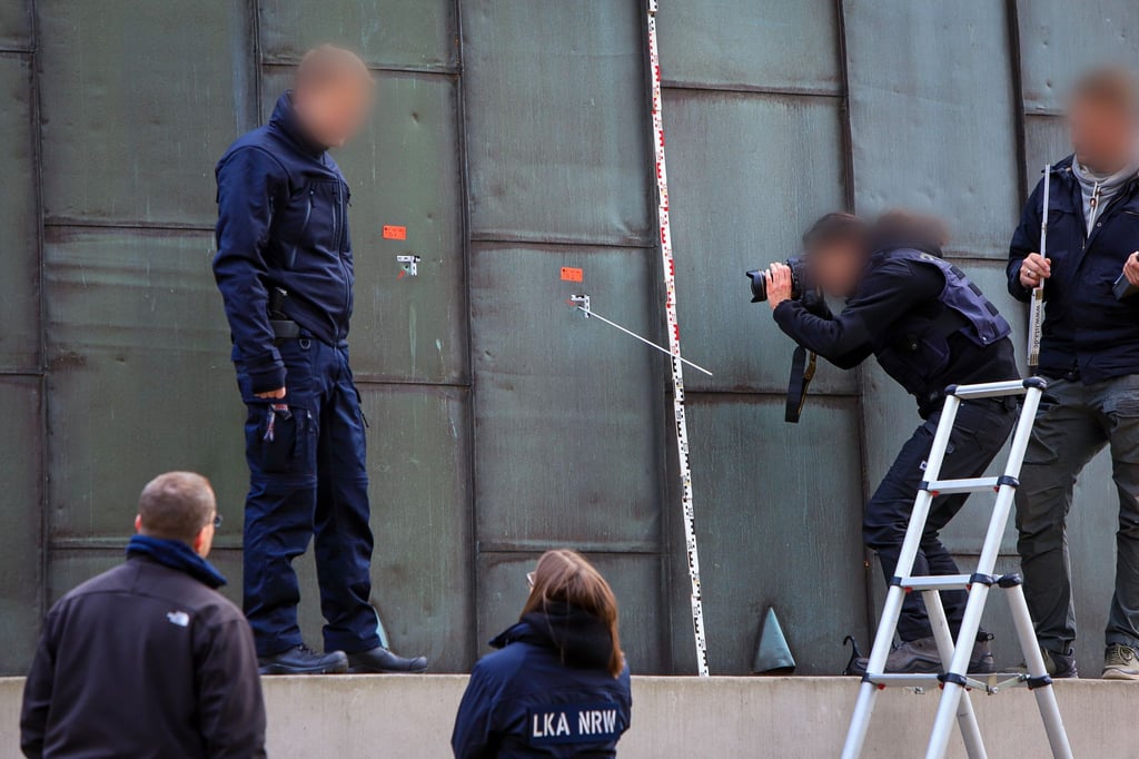 Polizeibeamte sichern Spuren am Dach der neuen Synagoge in Essen.