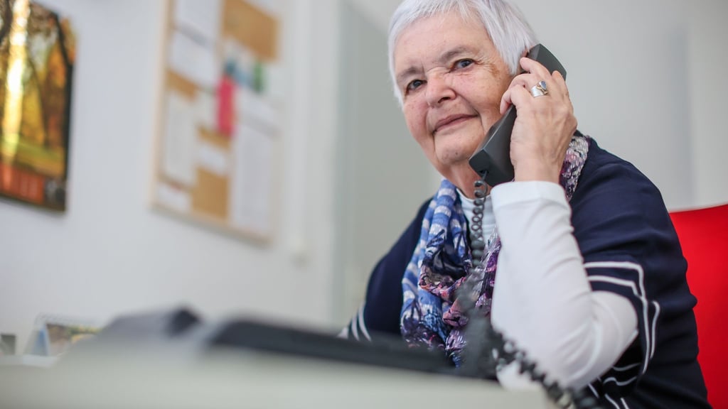 Ulrike Hänel, Mitarbeiterin der Telefonseelsorge in Halle (Saale) ist schon 16 Jahre dabei. Corona, Krieg und Inflation hat die Zahl der Hilfesuchenden steigen lassen. In Sachsen-Anhalt gibt es mitunter Wartezeiten.