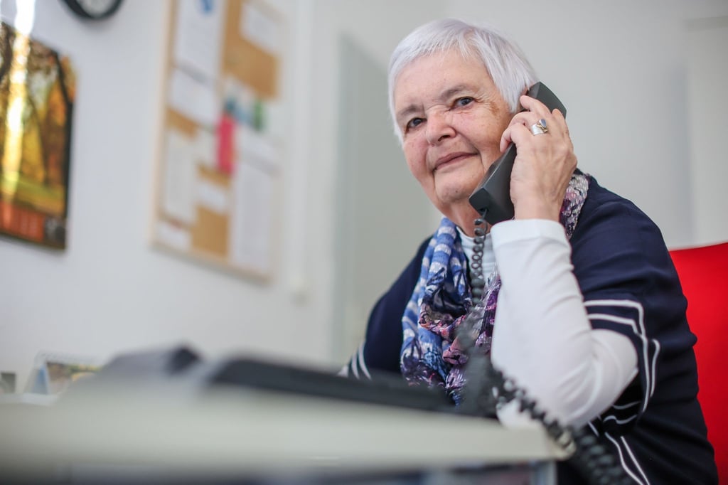 Ulrike Hänel, Mitarbeiterin der Telefonseelsorge in Halle (Saale) ist schon 16 Jahre dabei. Corona, Krieg und Inflation hat die Zahl der Hilfesuchenden steigen lassen. In Sachsen-Anhalt gibt es mitunter Wartezeiten.