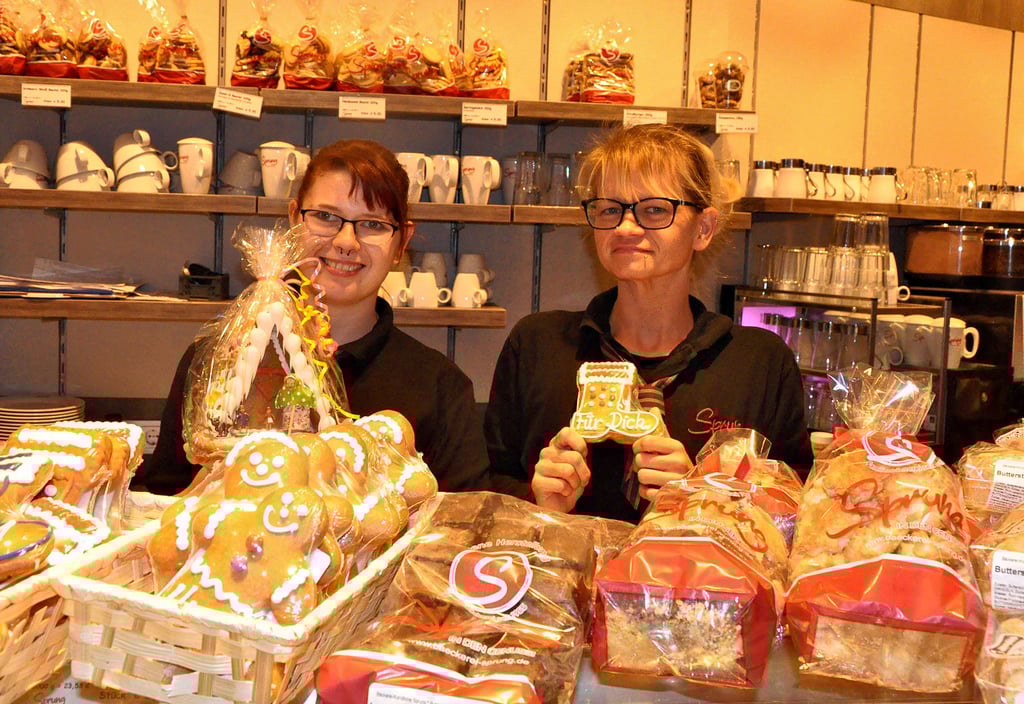 Viele weihnachtliche Leckereien gibt es auch bei der Bäckerei Sprung. Dazu gehören das Hexenhäuschen von Jeanette Natho oder der Stiefel mit Gruß von Christin Woltersdorf.