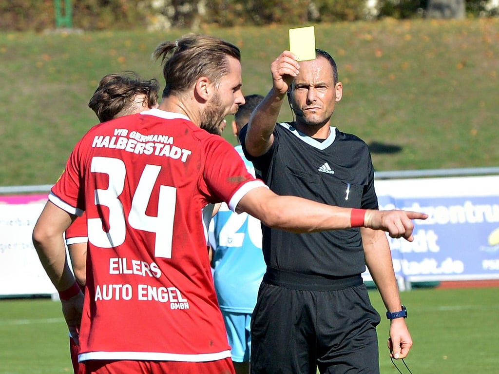 Der Schiedsrichter ist der Chef auf dem Platz. Doch immer weniger wollen diesen Job ausüben. Um das zu ändern, bietet der Fußballverband Sachsen-Anhalt im Dezember den 7. Junior-Schiri-Lehrgang an.