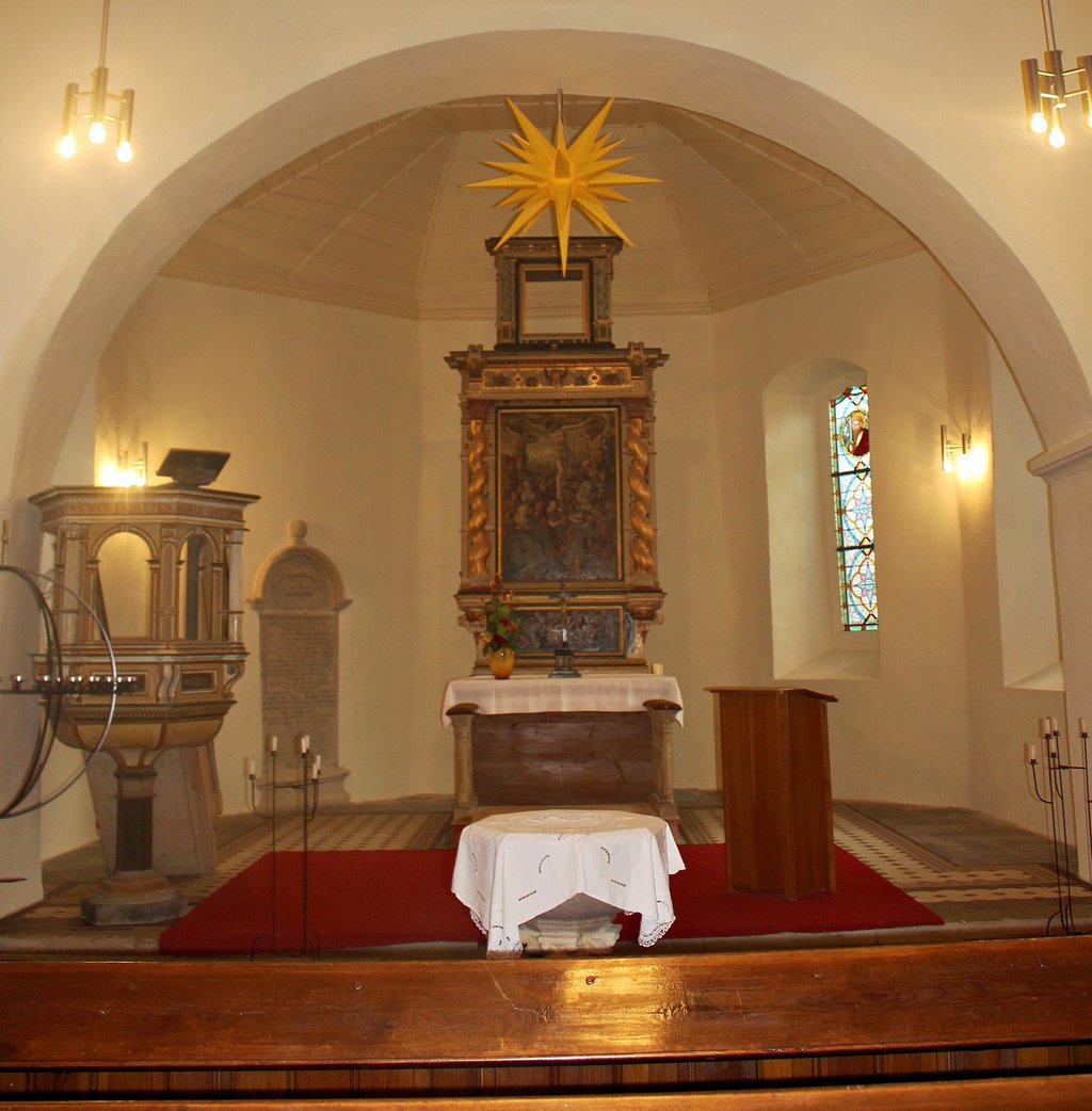 Der Blick in den Chorraum der Schermcker Stephanus-Kirche stimmt den Gemeindekirchenrat und den Pfarrer schon sehr zufrieden. Allerdings muss der Restaurator am Altar und an den Kanzelbildern noch Hand anlegen.
