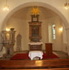 Der Blick in den Chorraum der Schermcker Stephanus-Kirche stimmt den Gemeindekirchenrat und den Pfarrer schon sehr zufrieden. Allerdings muss der Restaurator am Altar und an den Kanzelbildern noch Hand anlegen. 