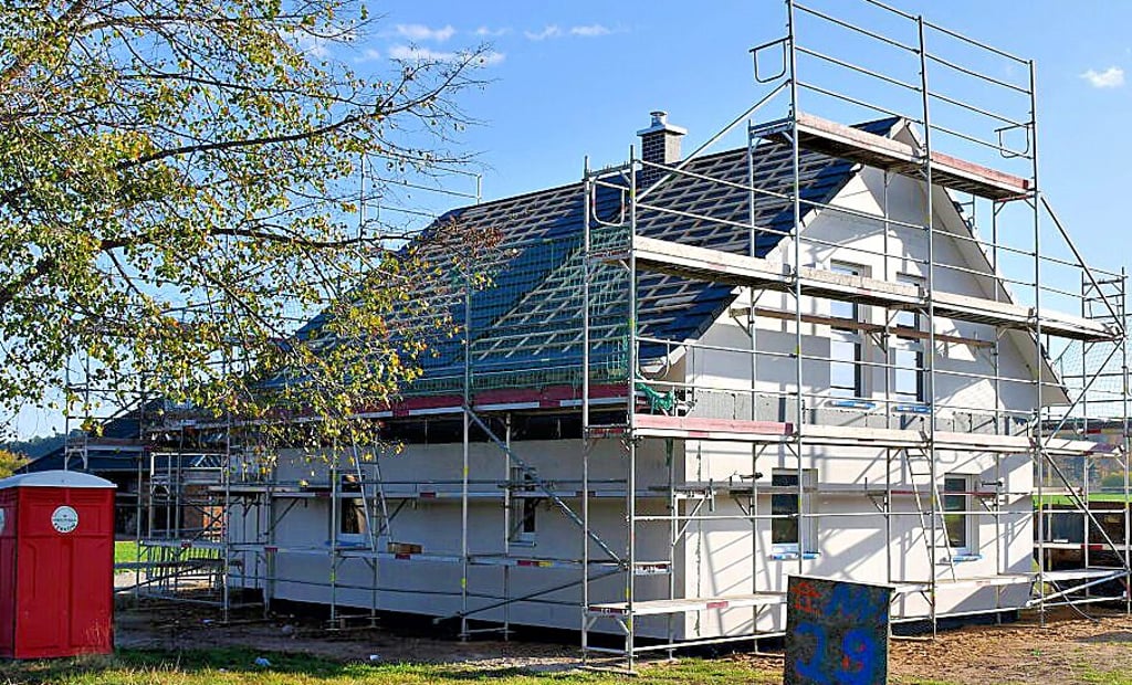 Das neue Haus in Gestien steht, und auch die Dacheindeckung ist inzwischen erfolgt.