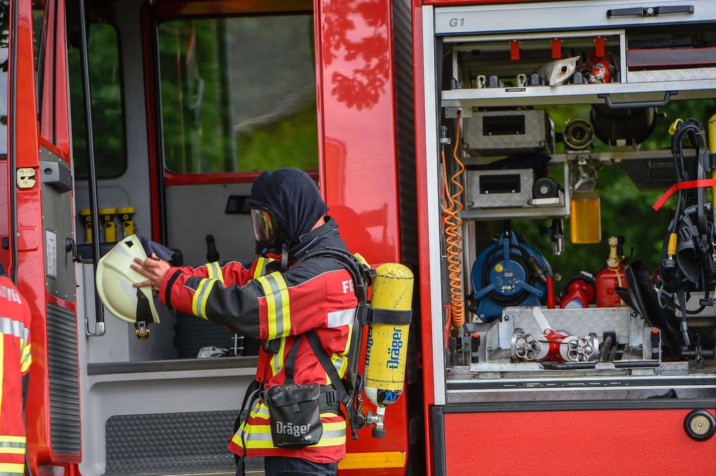 Die Feuerwehr setzt einen Brandursachenermittler ein