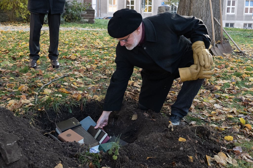 Der ehemalige Pastor Harald Storz begräbt an der St.-Albani-Kirche in Göttingen alte Bibeln.