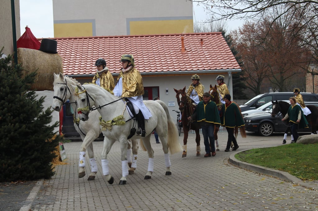 Berittene Engel gehörten beim Schackensleber Adventsmarkt zum Gefolge des Weihnachtsmanns.