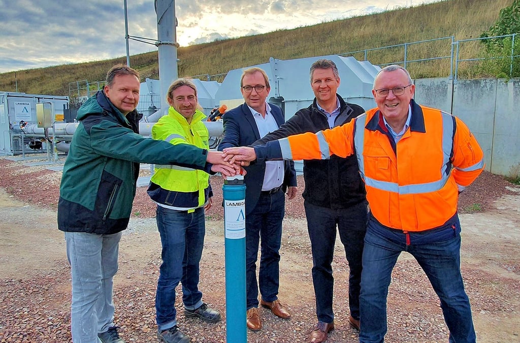 Landrat Markus Bauer (Mitte) und Ralf Felgenträger (rechts) nehmen die RTO-Anlage auf der Deponie Staßfurt mit Vertretern der Planungs- und Baufirmen symbolisch in Betrieb. Foto: Marko Jeschor