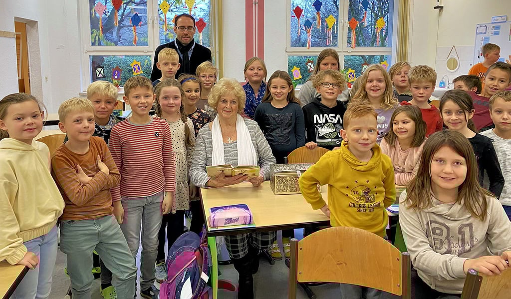 Bürgermeisterin Waltraud Beck zu Gast in der Schlanstedter Grundschule, wo sie den Drittklässlern anlässlich des Vorlesetags eines ihrer Lieblingsbücher vorstellt.
