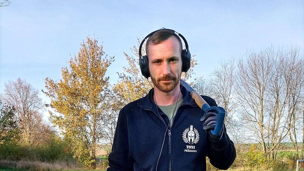 Toni Uhrlandt sucht seit zehn Jahren auf Äckern und Wiesen nach im Erdboden verborgenen Schätzen und ist dabei erfolgreich.
