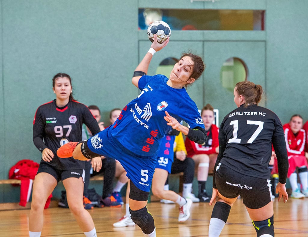 Kreisläuferin Julia Pöschel (hier im Spiel gegen Spitzenreiter Görlitz) erzielte im Oberliga-Punktspiel am Samstag in Plotha gegen Schlusslicht Magdeburg zehn Tore für die Burgenländerinnen.