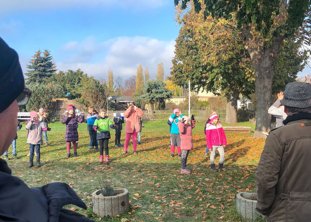 Kinder der Siedlungsgrundschule tanzen am Tag nach der Preisverleihung und bedanken sich.