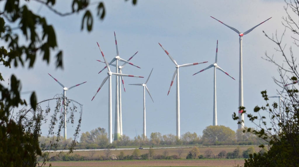 Von den Betreibern von Windenergieanlagen um Aschersleben will die Stadt künftig 0,02 Cent je Kilowattstunde des erzeugten Windstroms als Umlage verlangen.