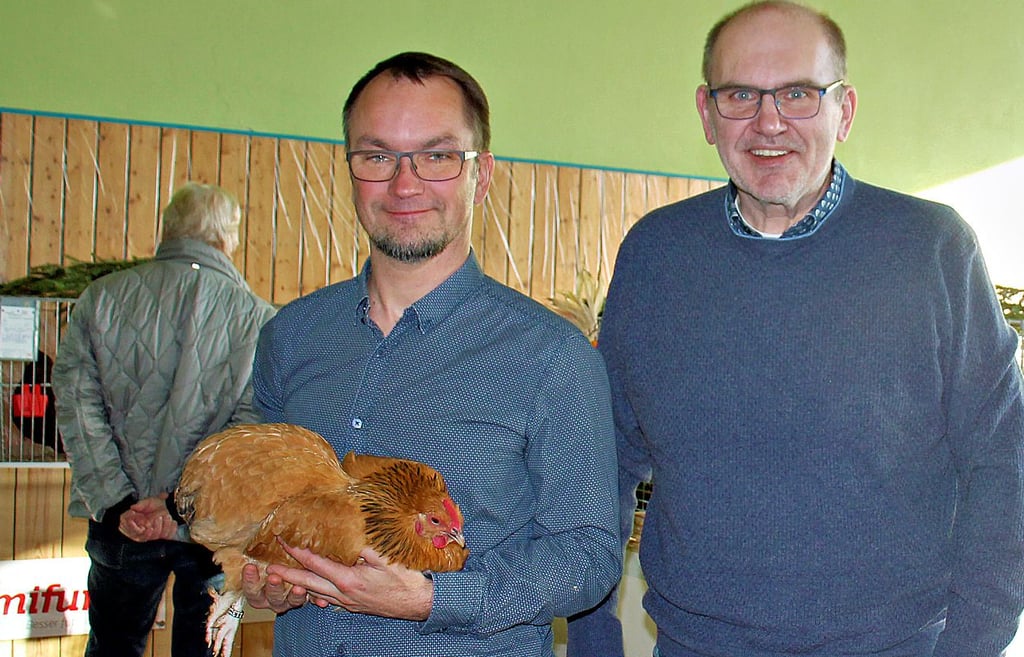 Sirko Träbert und Vorsitzender Olaf Metzner vom Sonderverein „Zwerg-Orpington". Träbert hat in Groß Schwarzlosen zum ersten Mal die maximale Bewertung für eines seiner Tiere des Farbenschlags „gelb-schwarz-columbia" geholt.