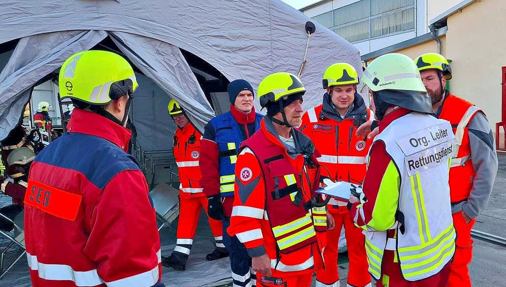 Die Arbeit von vielen Helfern ist auf dem Gelände des Fahrzeugwerks in Annaburg zu koordinieren.