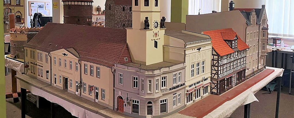 Der Rathausturm mit seinen angrenzenden Gebäuden ist eine der Stadtansichten in den Miniaturwelten.