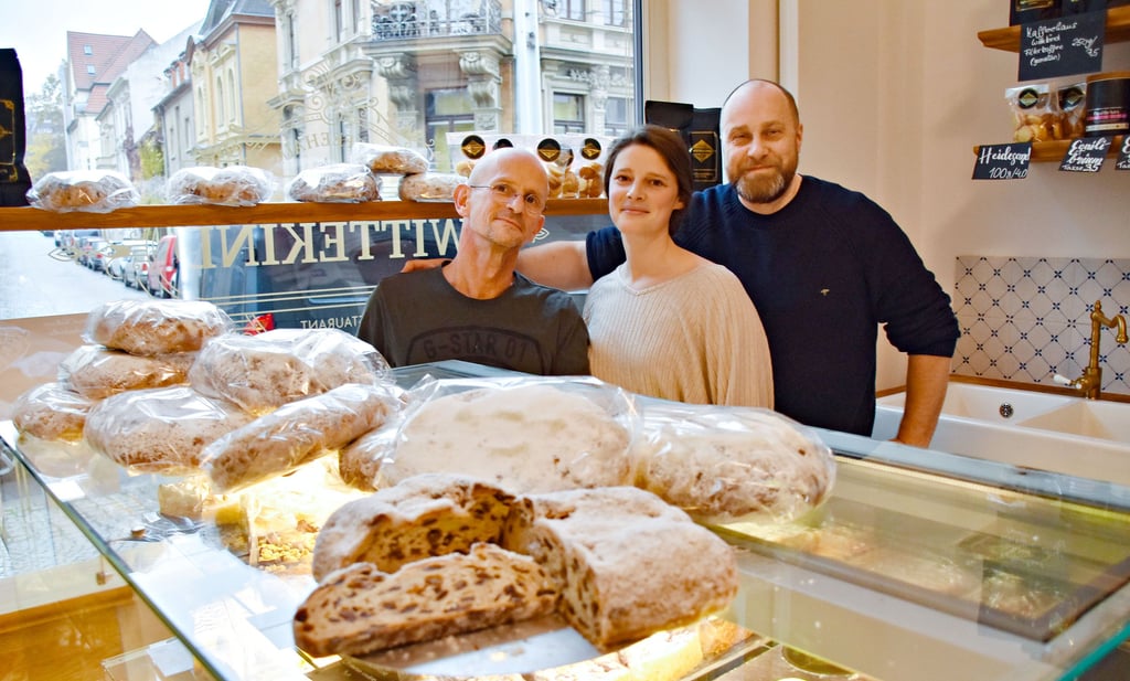 Hans Breuning, Anna Krischer und Konrad Paulus Sonnenburg (v.l.) haben wieder einen eigenen Wittekind-Stollen kreiert.