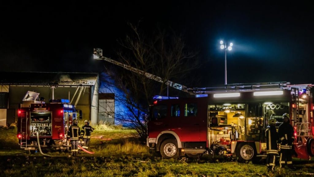 GroßEinsatz FüR Die Wittenberger Feuerwehren Scheune in Straach steht