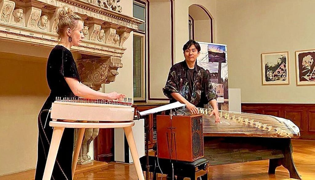 Eva Alkula spielt die finnische Kantele, eine Art Zither, und Tomoya Nakai eine 25-saitige Version der traditionellen japanischen „Koto“.