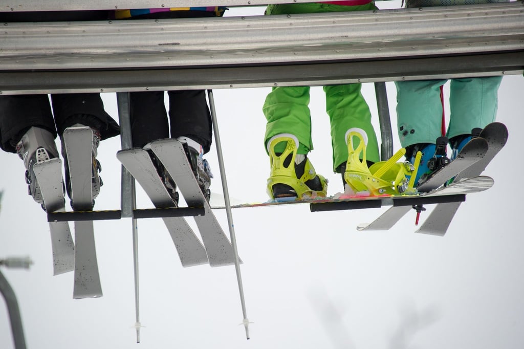 Gebraucht muss auch bei Skiausrüstung nicht schlecht sein - das Alter des Materials spielt aber eine wichtige Rolle.