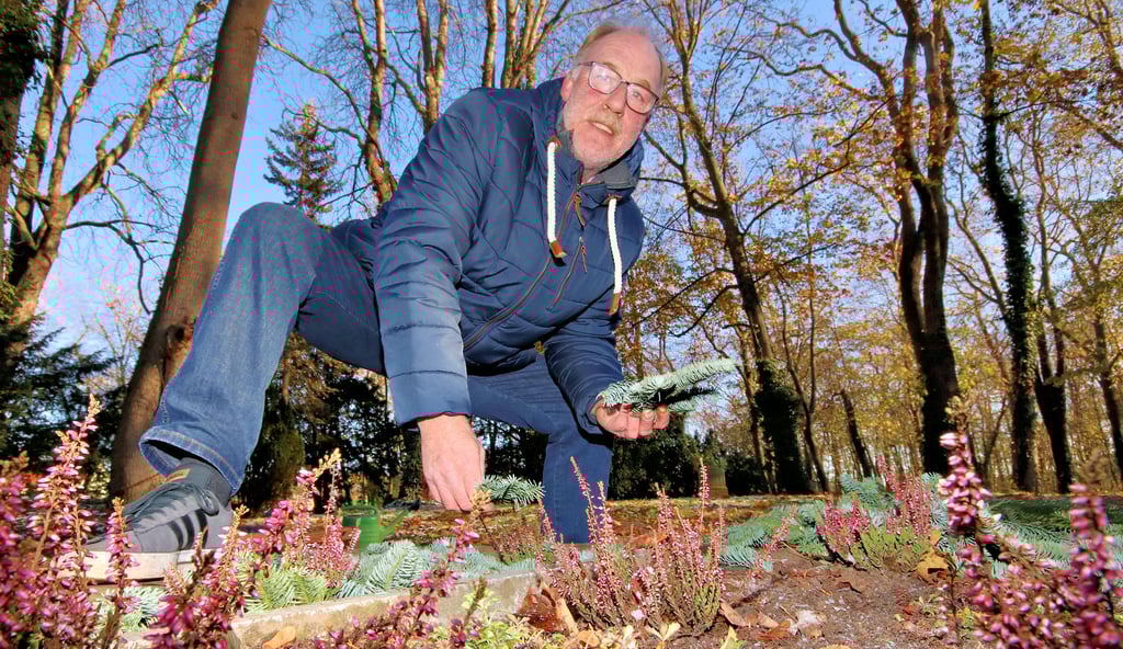 Thomas Kriener deckt ein Grab auf dem Friedhof ab. Das Doppelwahlgrab stellt heute die teuerste Bestattungsform auf dem Friedhof dar und ist in den vergangenen Jahren kaum noch gewählt worden. In der Regel finden Urnenbestattungen statt.
