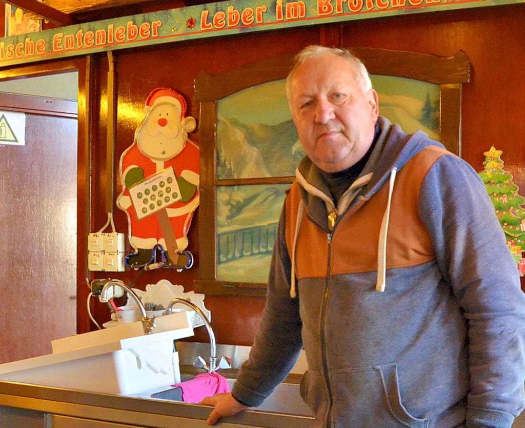 Werner Jacob aus Tangerhütte bereitet sich auf den Weihnachtsmarkt in Magdeburg vor. Dort verkauft er Leber und Grünkohl.