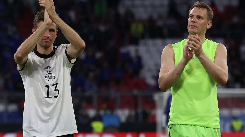 Spielen beide ihre vierte WM: Thomas Müller (l) und Torwart Manuel Neuer.