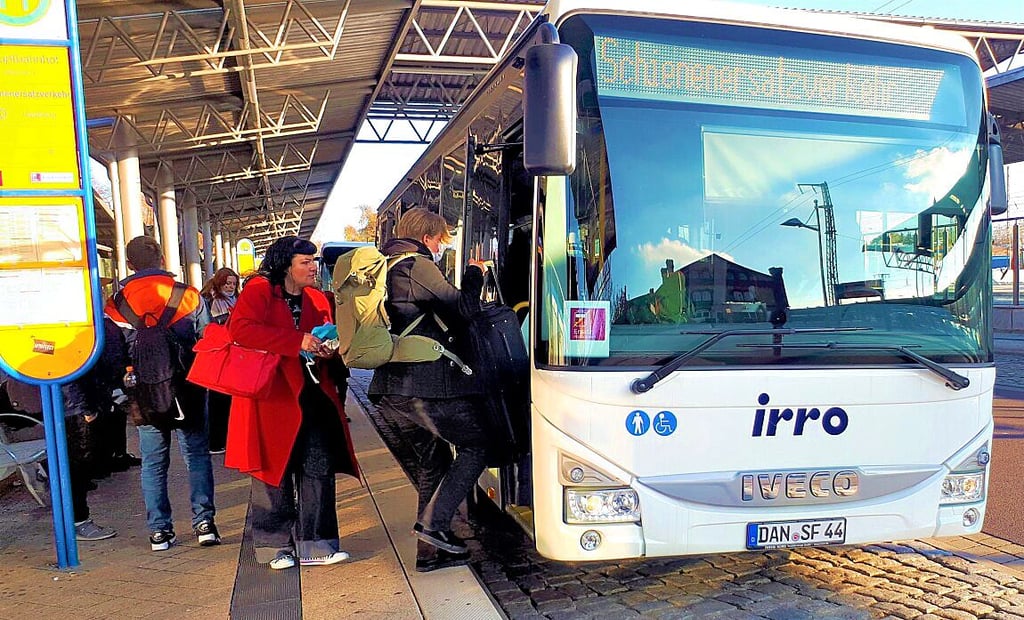 Seit dem Zugunglück bei Gifhorn sind viele Bahnreisende In Stendal auf Schienenersatzverkehr angewiesen.