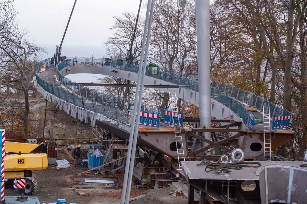 Die zukünftigen Besucherbrücke: Die an einem Mast hängende Konstruktion soll über dem Felsen schweben und ihn so vor Erosion schützen.
