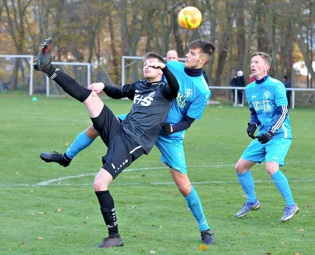 Janis Kämpfer (links) traf zum 3:0 für Schönhausen und war auch der auffälligste Akteur der Gäste.